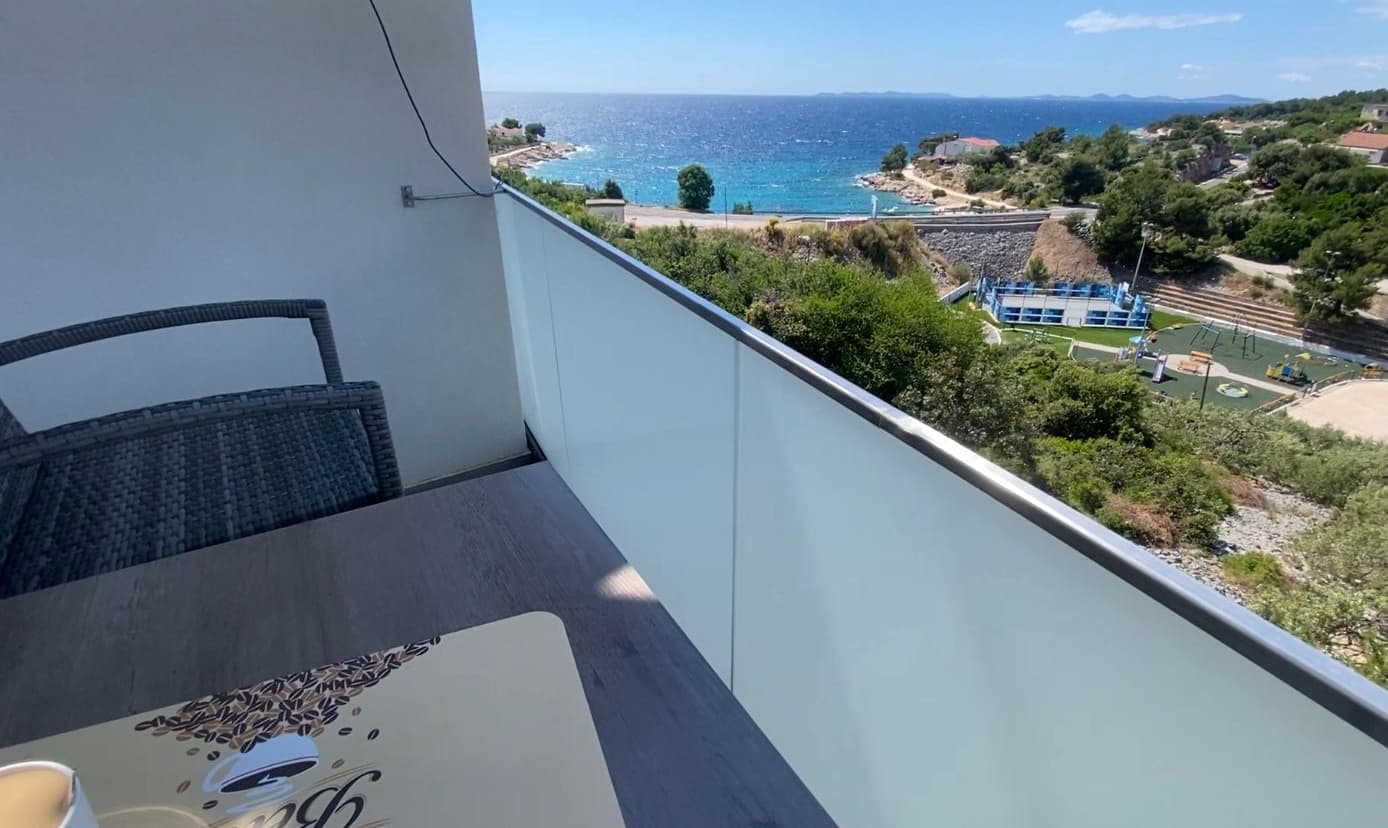 Living room with sea view in Sunset Casa Bay A1